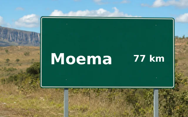 Moema - MG Placa de estrada indicando Moema a 77 km