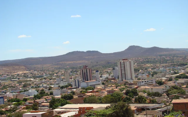 Montes Claros - MG Vista da cidade com montanhas ao fundo em Montes Claros