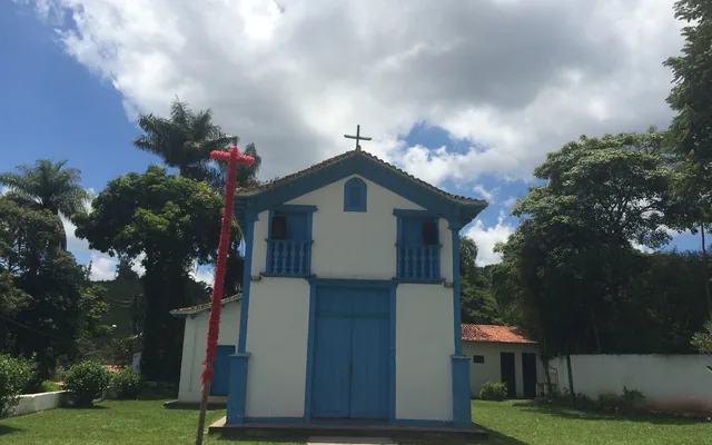 Nova Lima - MG Igreja com céu e árvores ao redor em Nova Lima