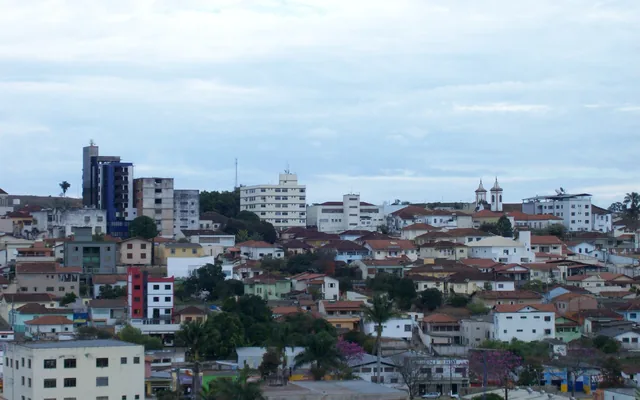Vista da cidade com prédios e casas em Oliveira