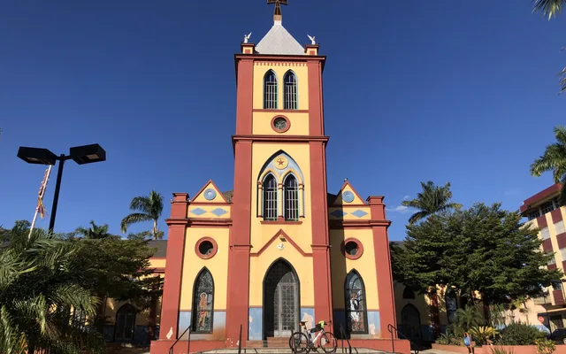 Papagaios - MG Igreja com detalhes arquitetônicos coloridos em Papagaios