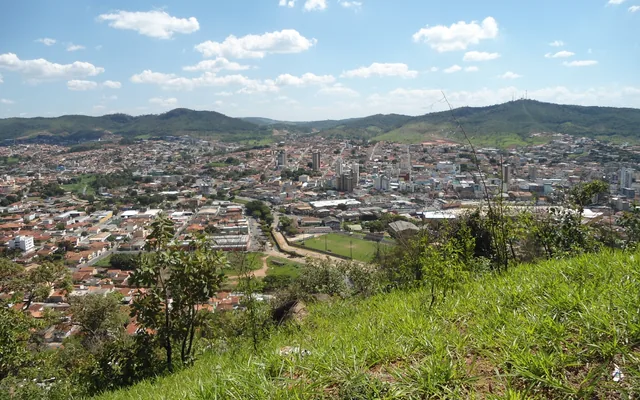 Vista panorâmica da cidade com vegetação em Pará de Minas