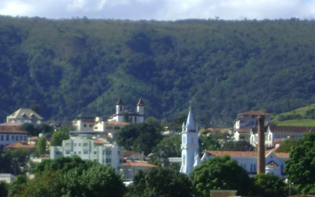 Pitangui - MG Igreja e prédios na cidade em Pitangui