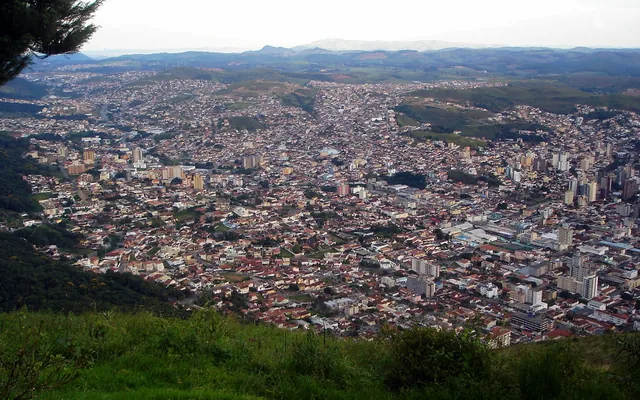 Vista panorâmica da cidade e montanhas em Poços de Caldas