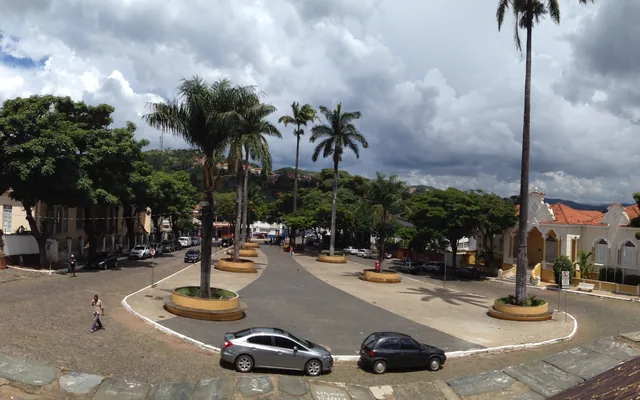 Sabará - MG Praça com árvores e carros estacionados em Sabará