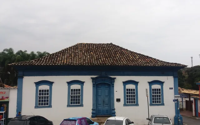 Santa Luzia - MG Prédio histórico com janelas azuis em Santa Luzia
