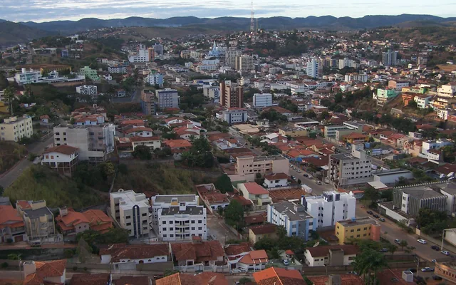 Vista panorâmica da cidade com prédios em Teófilo Otoni