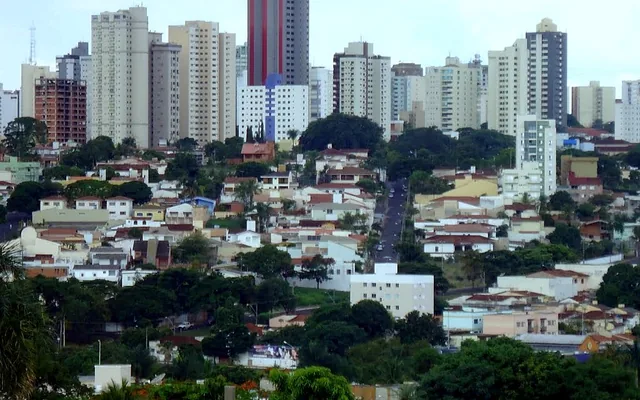 Uberlândia - MG Vista da cidade com prédios e casas em Uberlândia