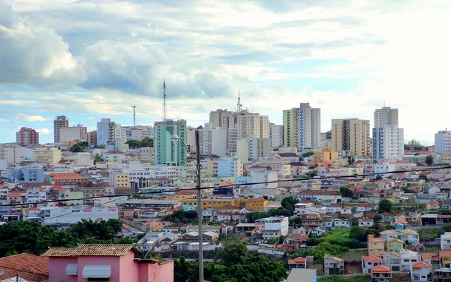 Vista da cidade com prédios e casas em Varginha