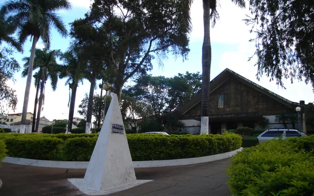 Praça com árvores e edifício ao fundo em Vespasiano